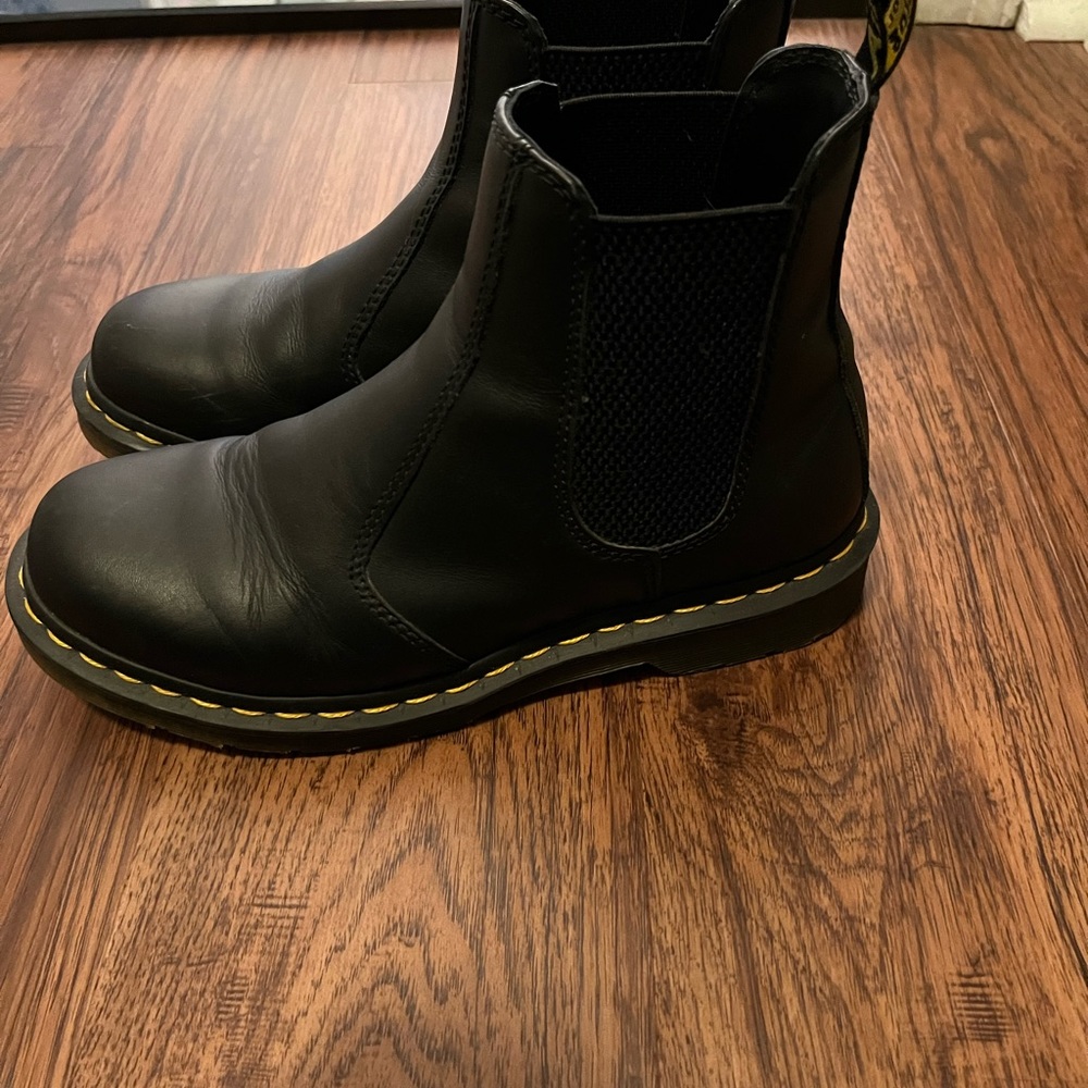 Dr. Martens 2976 Chelsea Boot in Black leather